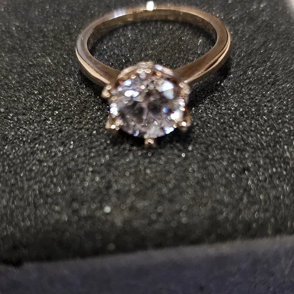 Elegant Gold Solitaire Ring - Picture 2 of 5